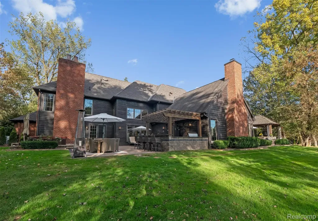 25325 Devon Lane Franklin Village MI 48025