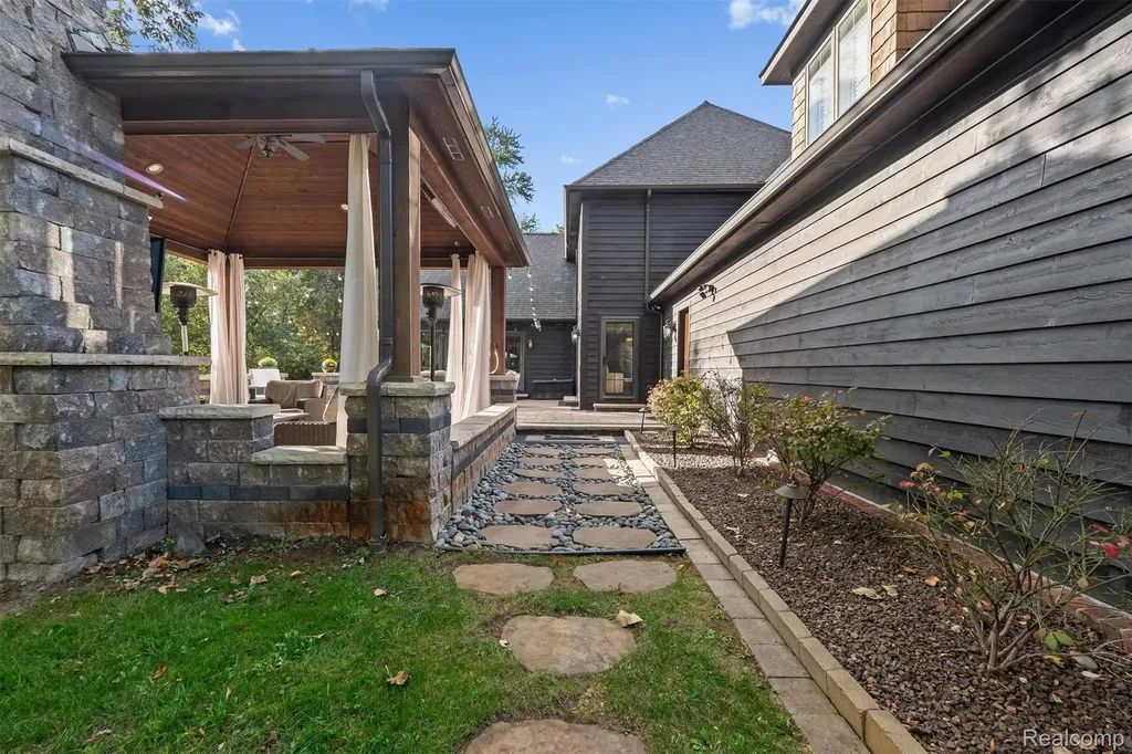 25325 Devon Lane Franklin Village MI 48025