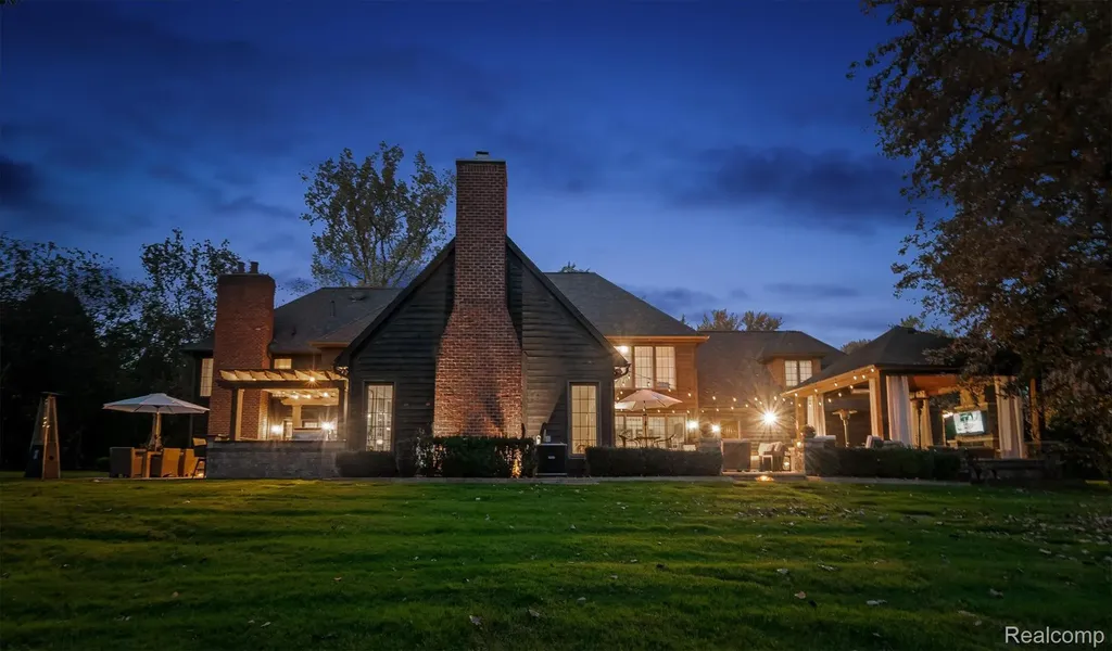 25325 Devon Lane Franklin Village MI 48025