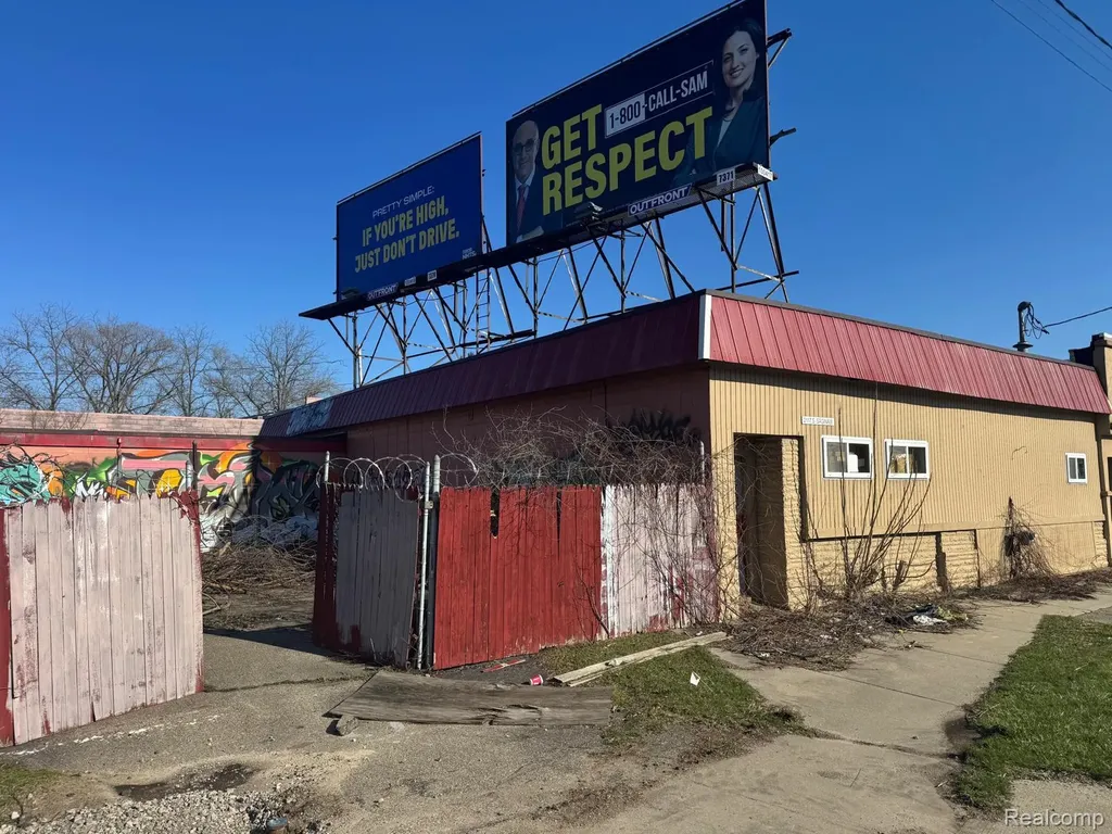 2117 S Saginaw Street Flint City MI 48503