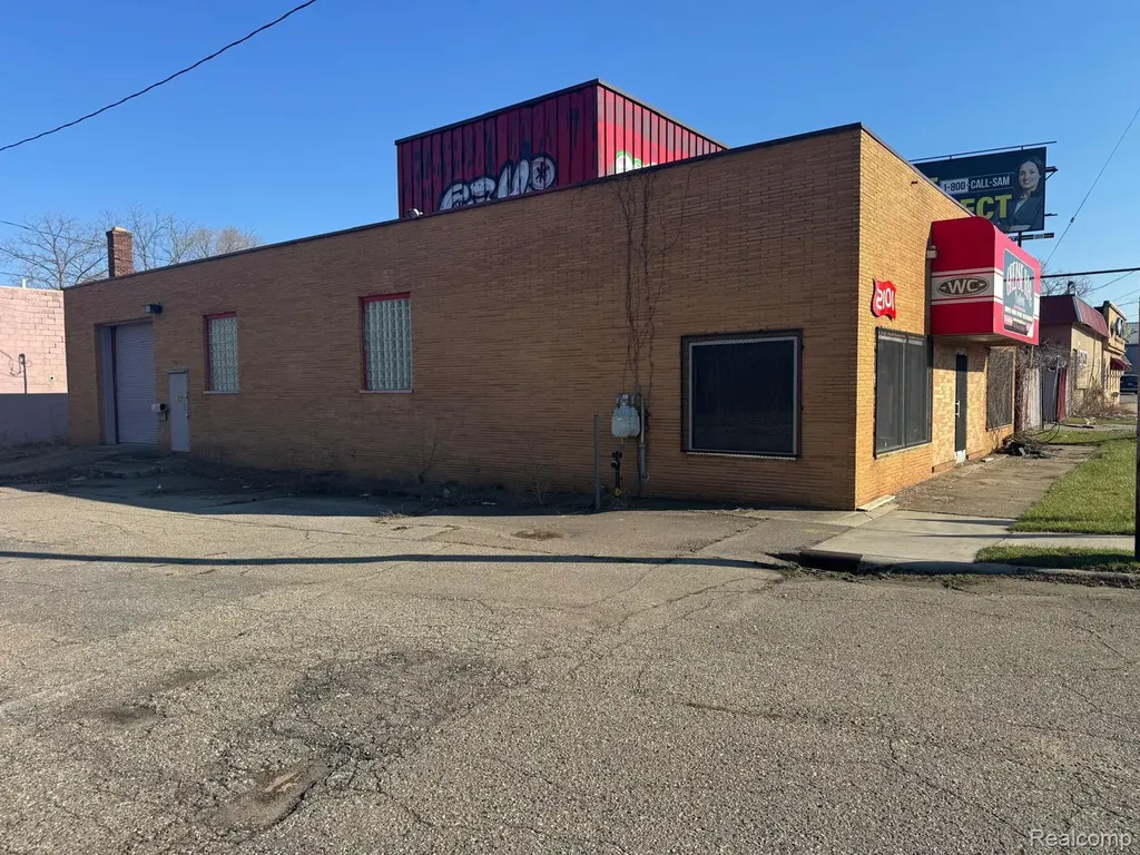 2117 S Saginaw Street Flint City MI 48503