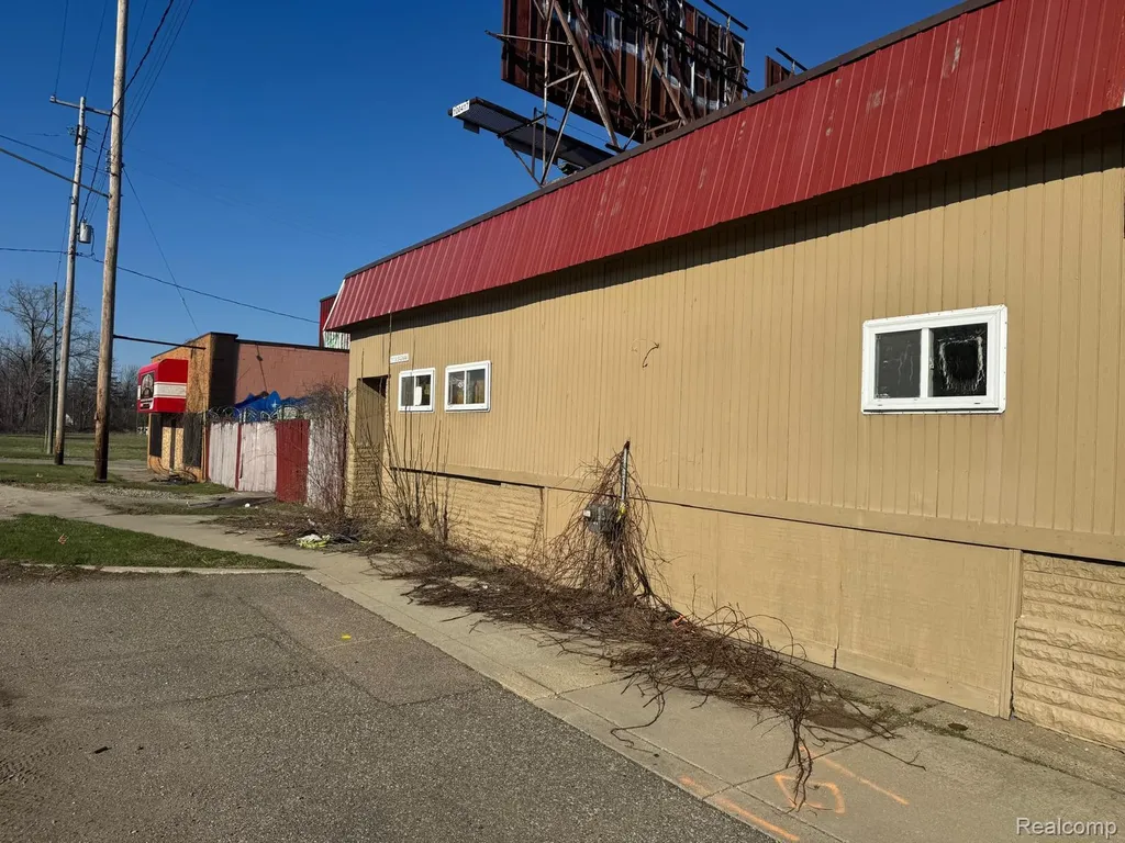 2117 S Saginaw Street Flint City MI 48503