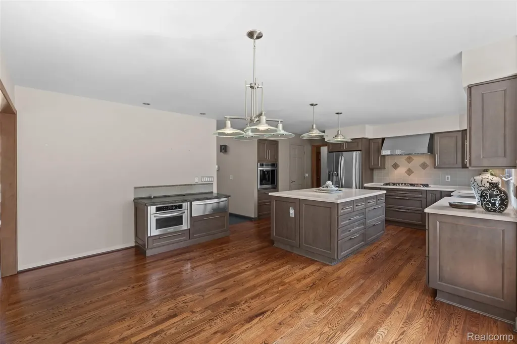 561 Valley Drive Milford Charter Township MI 48381