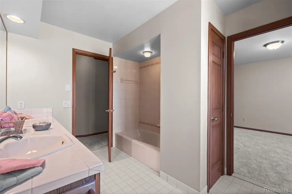 561 Valley Drive Milford Charter Township MI 48381