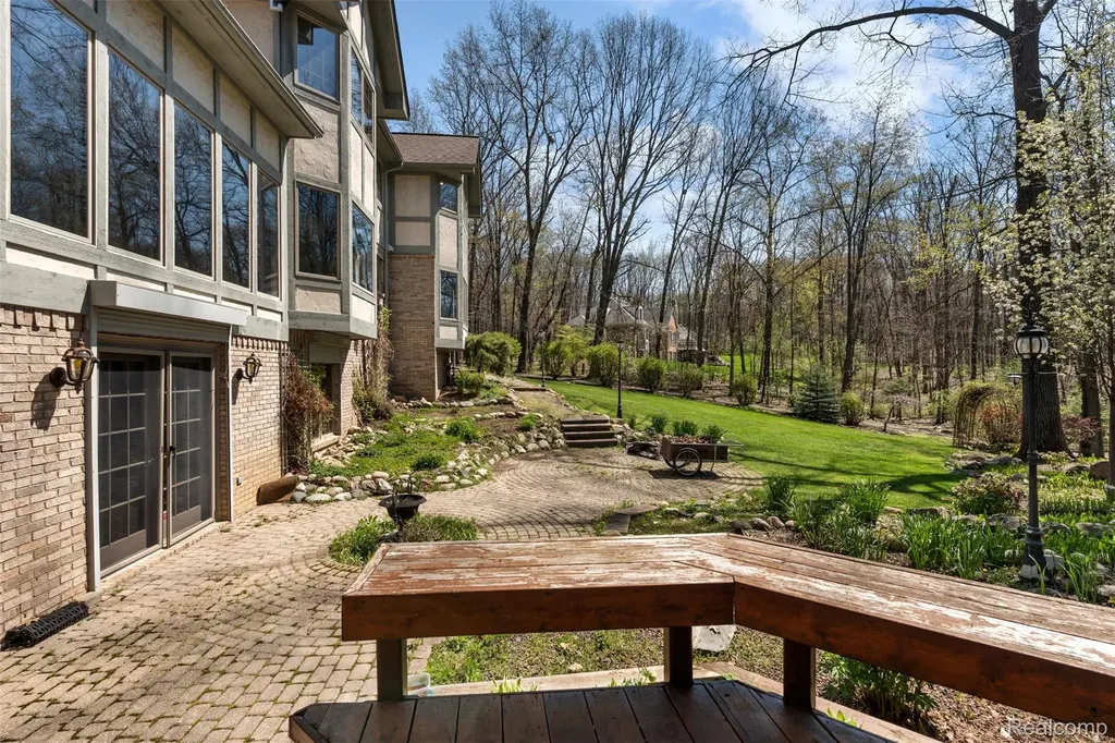 561 Valley Drive Milford Charter Township MI 48381