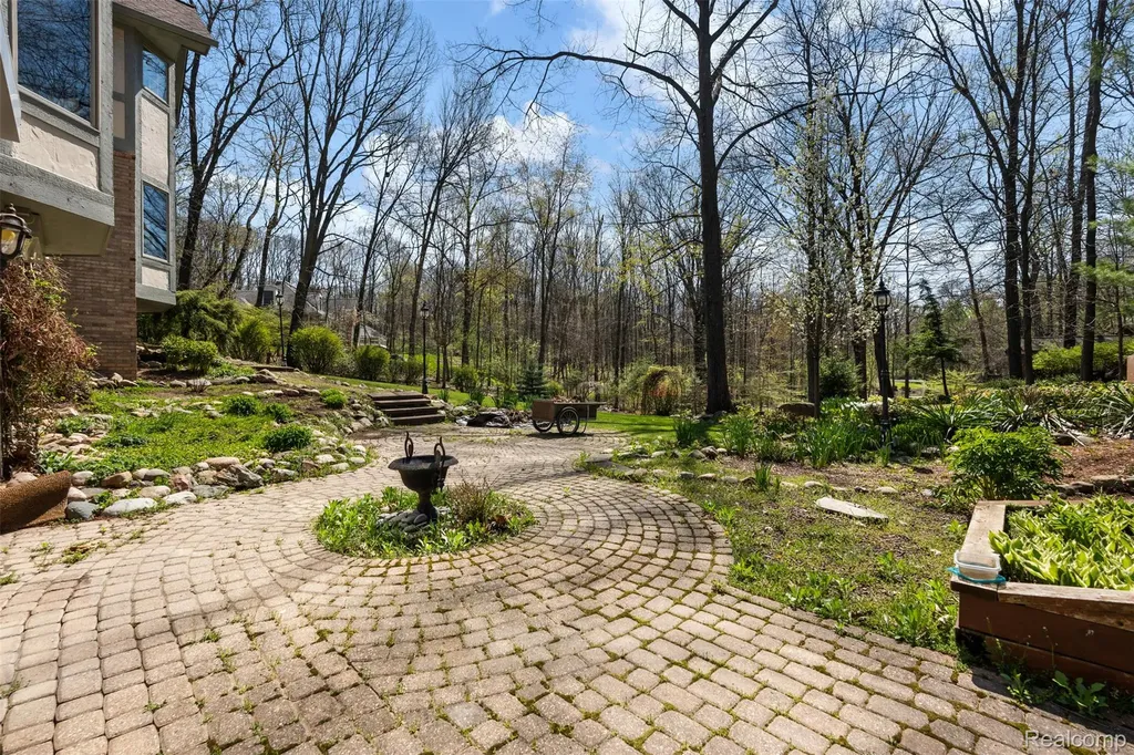 561 Valley Drive Milford Charter Township MI 48381