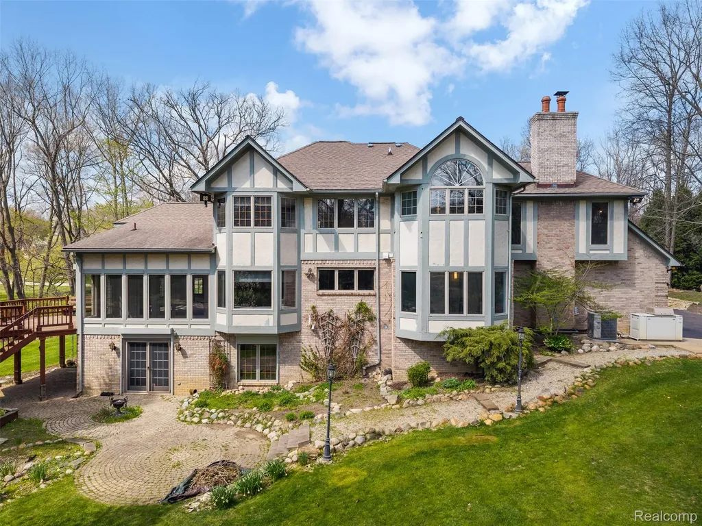 561 Valley Drive Milford Charter Township MI 48381
