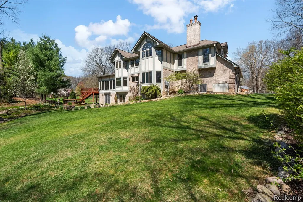 561 Valley Drive Milford Charter Township MI 48381