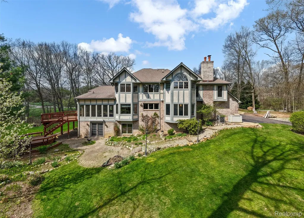 561 Valley Drive Milford Charter Township MI 48381