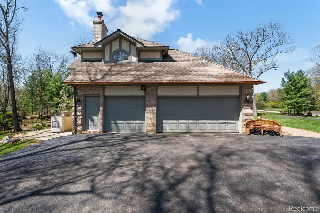 561 Valley Drive Milford Charter Township MI 48381