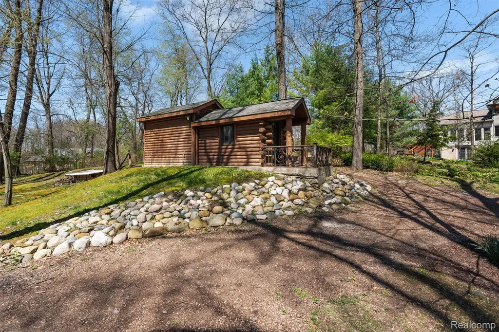 561 Valley Drive Milford Charter Township MI 48381