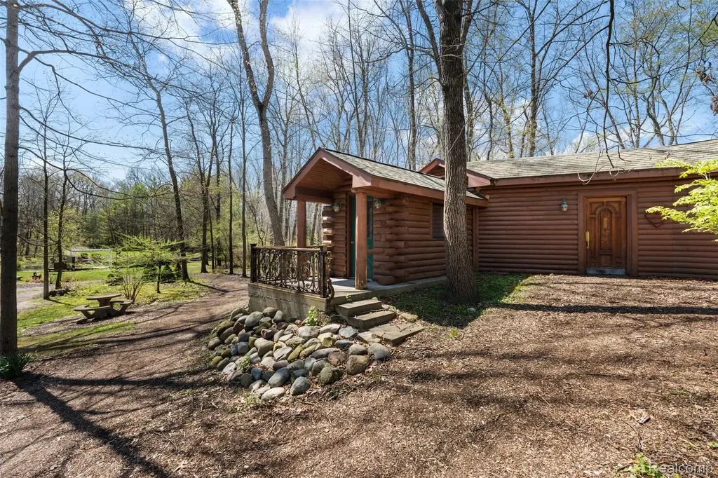 561 Valley Drive Milford Charter Township MI 48381