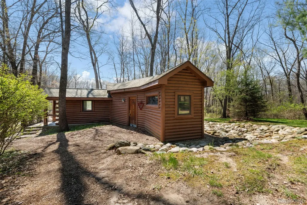 561 Valley Drive Milford Charter Township MI 48381