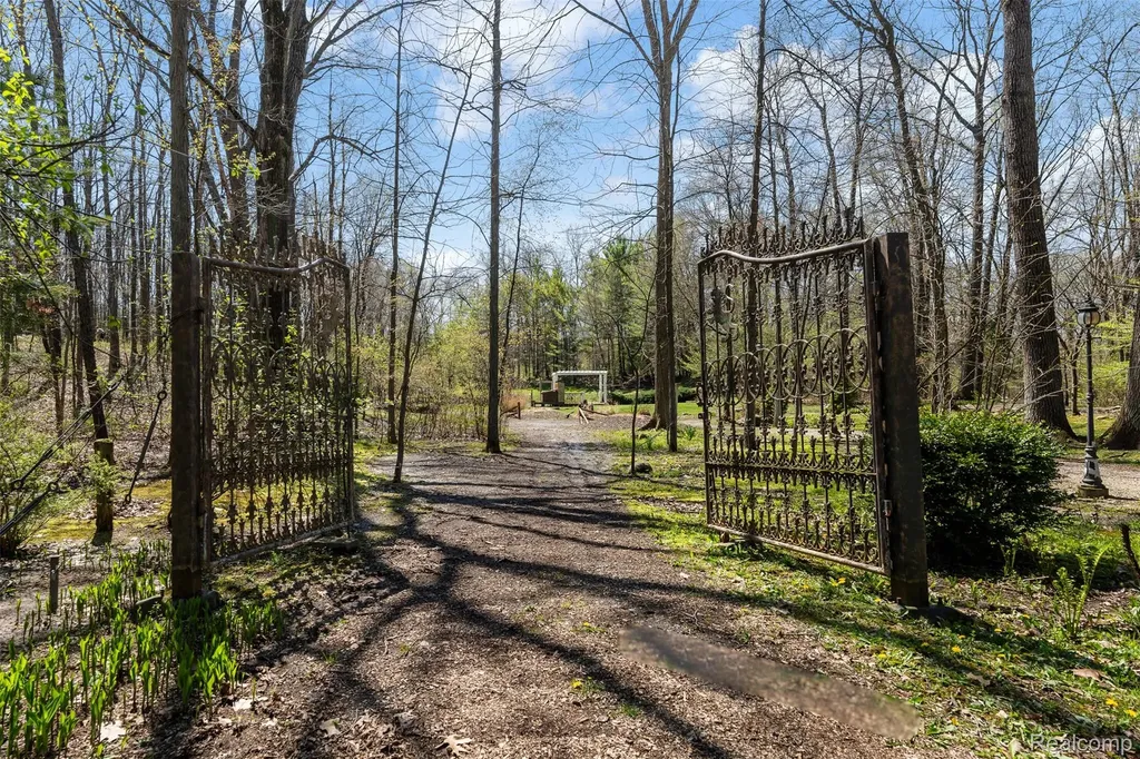 561 Valley Drive Milford Charter Township MI 48381