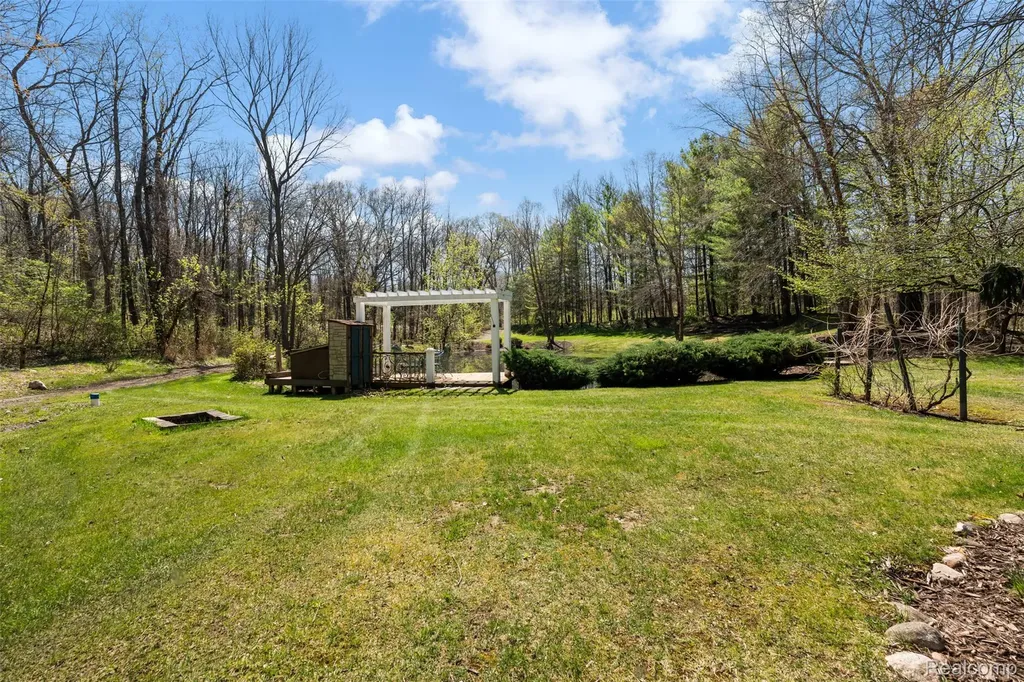 561 Valley Drive Milford Charter Township MI 48381