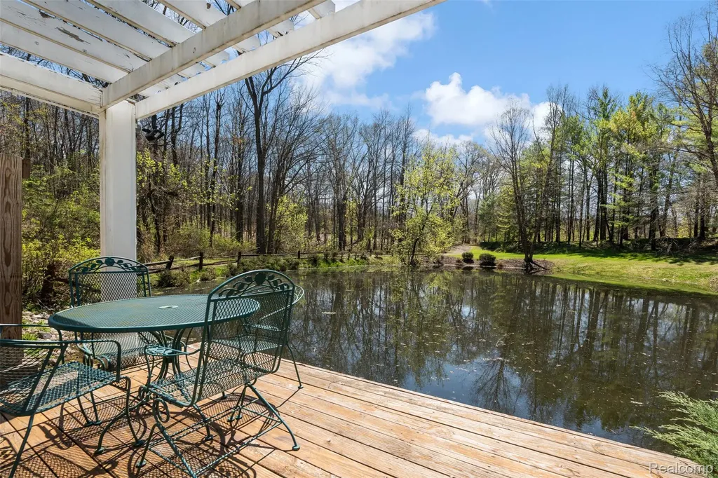 561 Valley Drive Milford Charter Township MI 48381