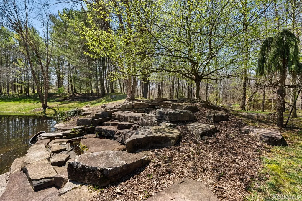 561 Valley Drive Milford Charter Township MI 48381