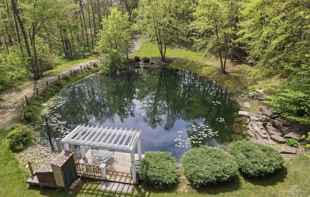 561 Valley Drive Milford Charter Township MI 48381
