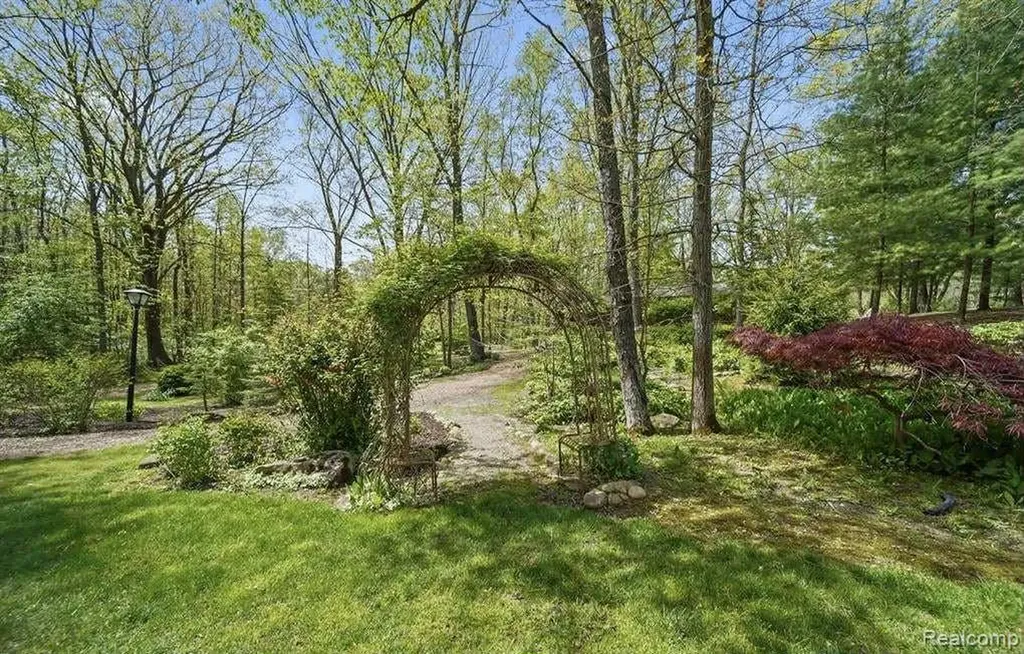 561 Valley Drive Milford Charter Township MI 48381