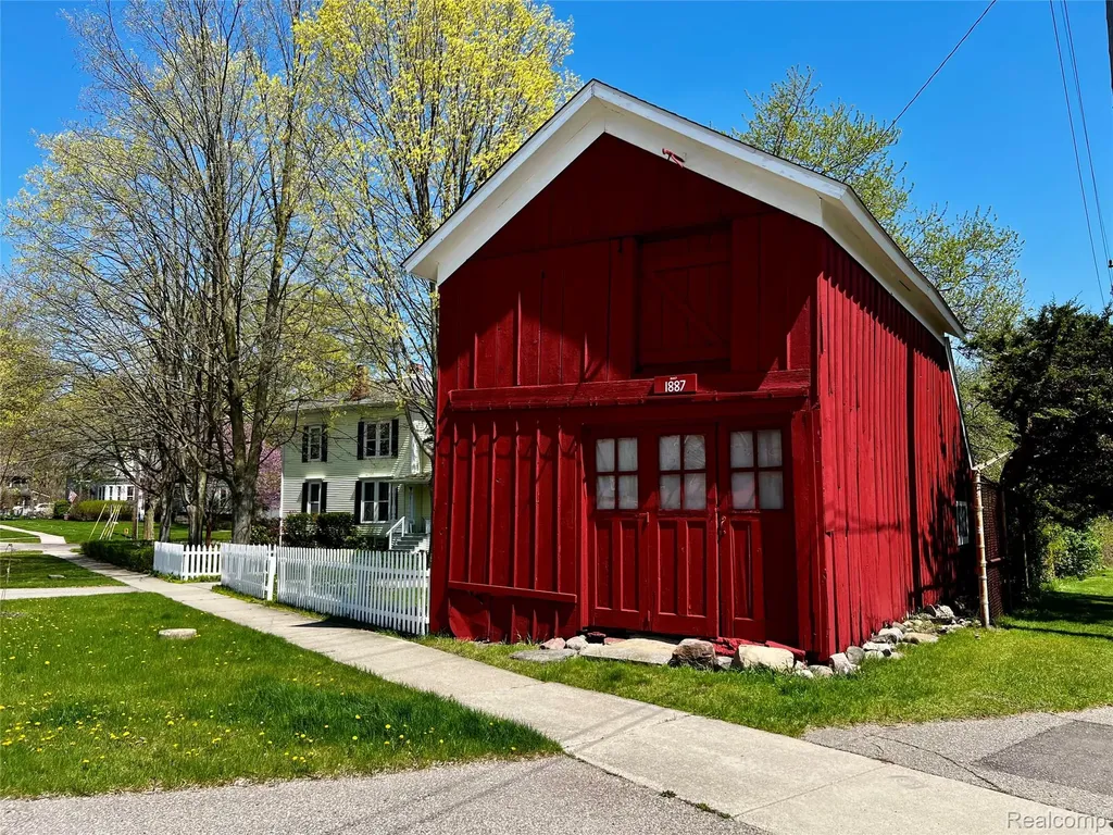 403 Lake Street Howell City MI 48843