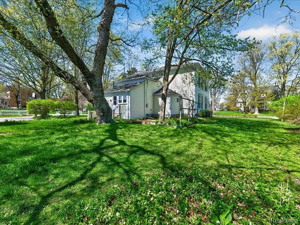 403 Lake Street Howell City MI 48843