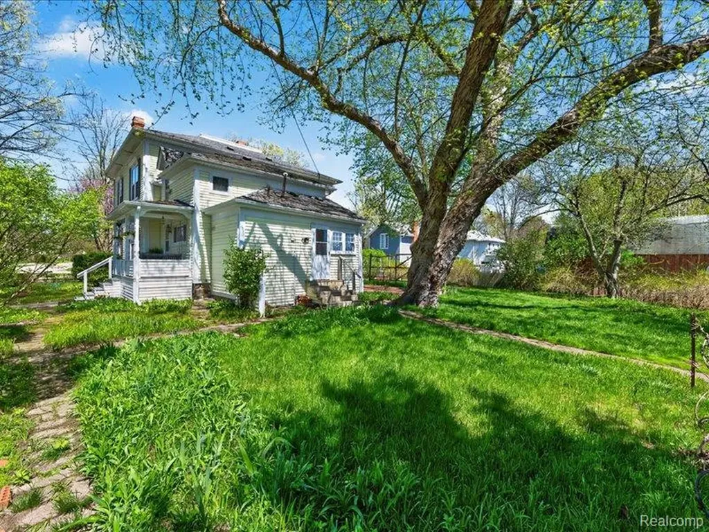 403 Lake Street Howell City MI 48843