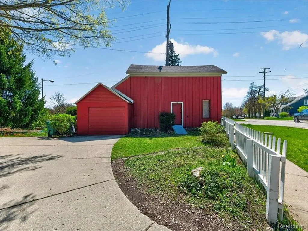 403 Lake Street Howell City MI 48843
