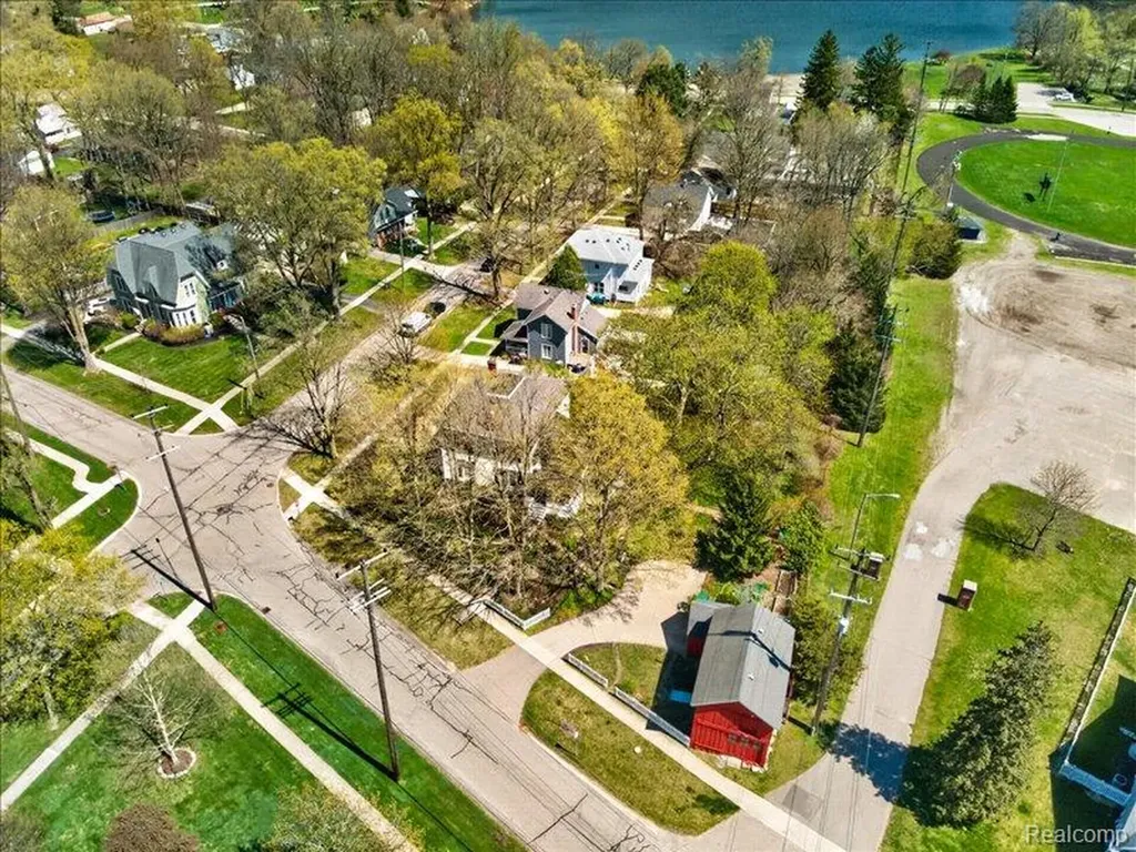 403 Lake Street Howell City MI 48843