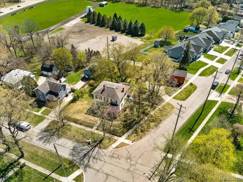 403 Lake Street Howell City MI 48843