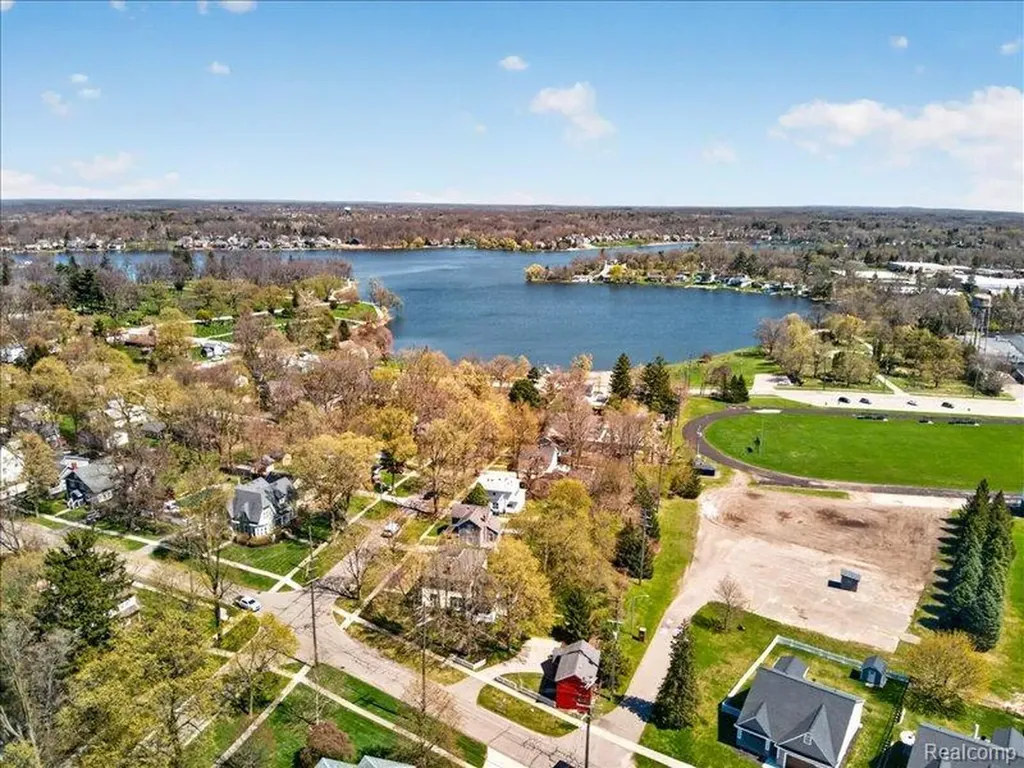 403 Lake Street Howell City MI 48843
