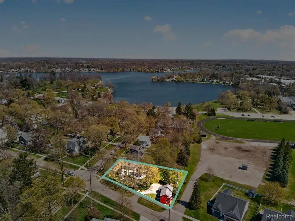 403 Lake Street Howell City MI 48843