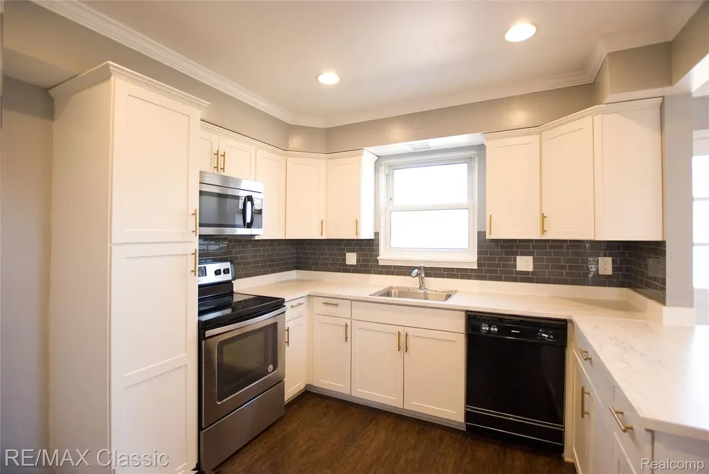 2604 Rochester Road Royal Oak City MI 48073