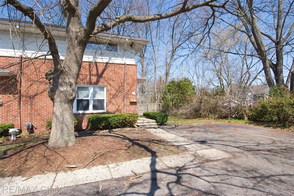 2604 Rochester Road Royal Oak City MI 48073