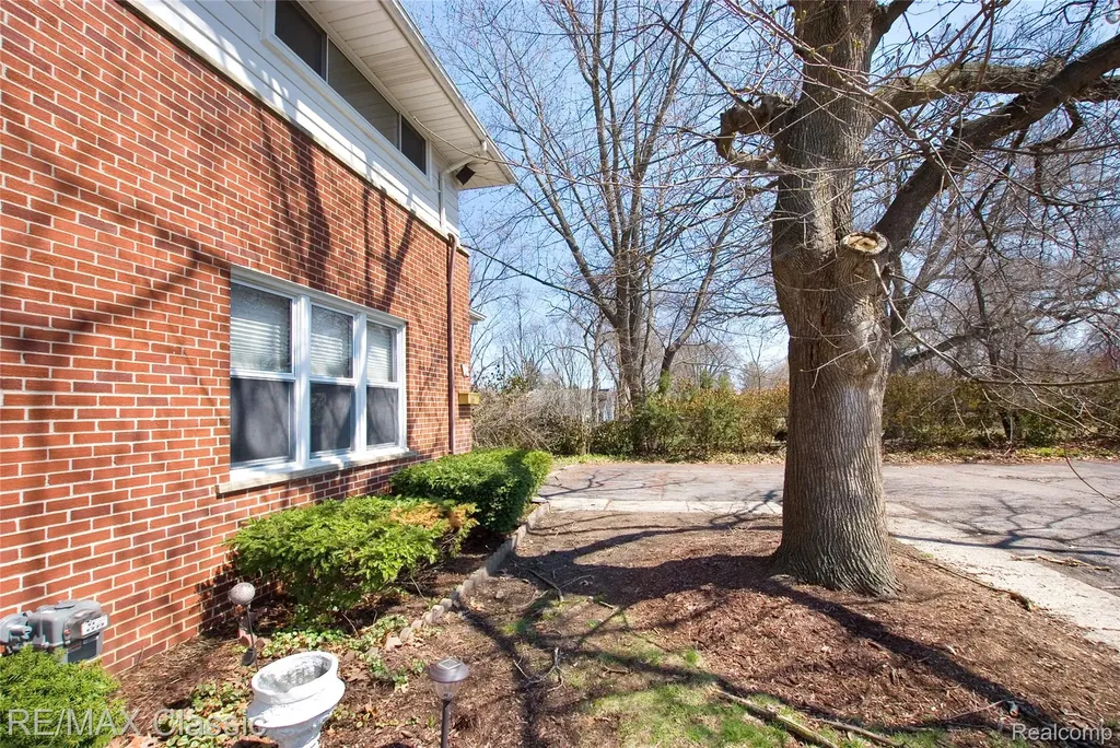 2604 Rochester Road Royal Oak City MI 48073