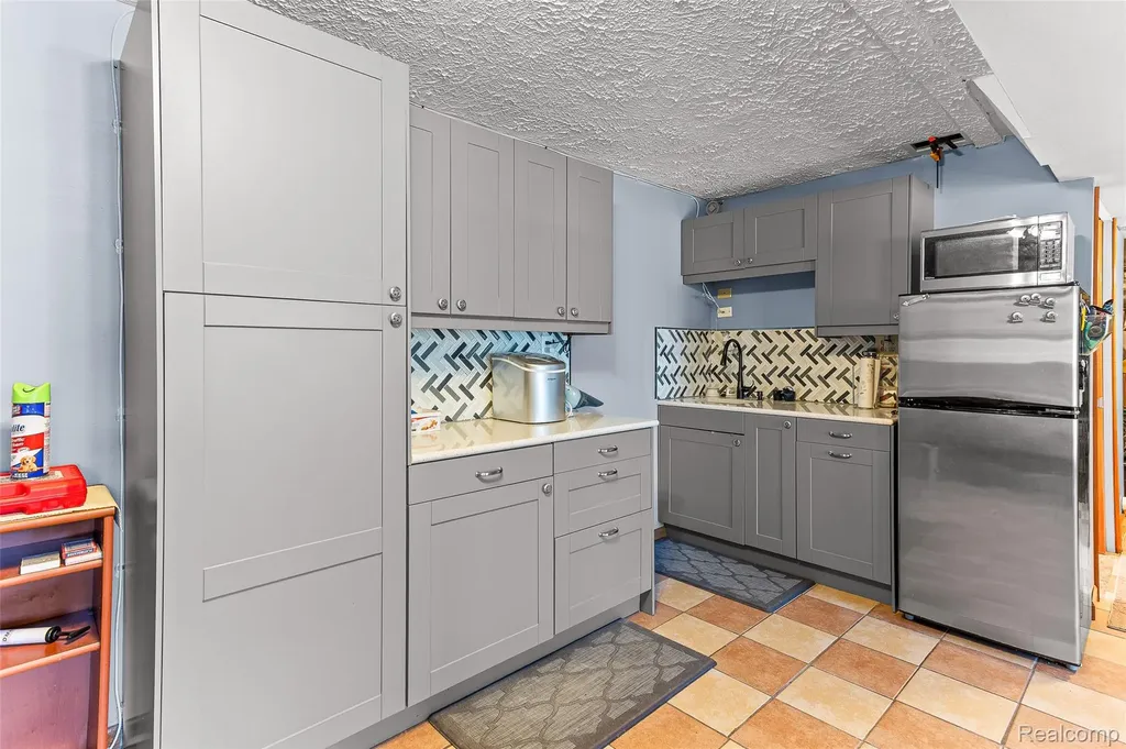 961 Jolly Road Alaiedon Township MI 48864