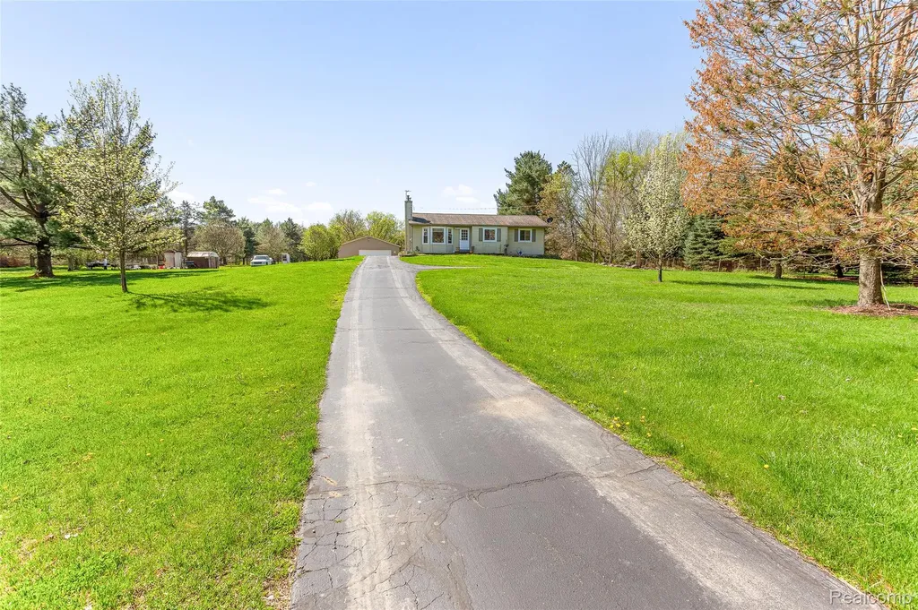 961 Jolly Road Alaiedon Township MI 48864
