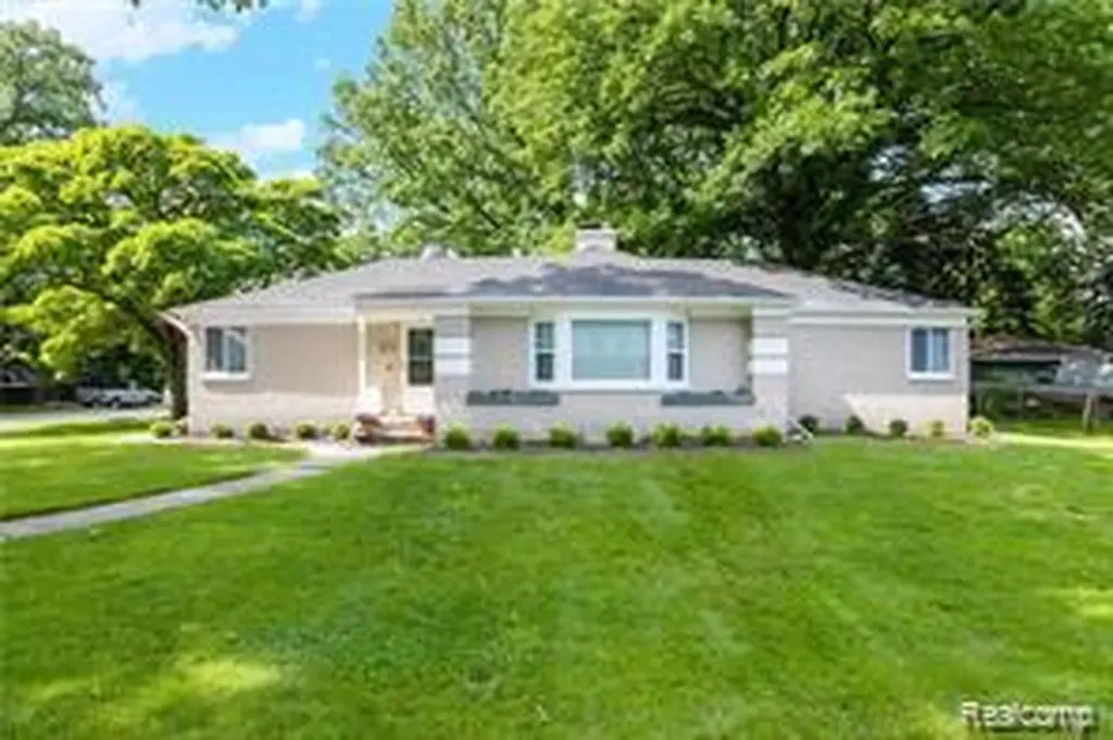 20088 Woodland Street Harper Woods City MI 48225