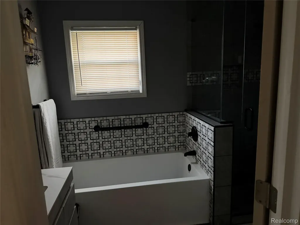 20088 Woodland Street Harper Woods City MI 48225