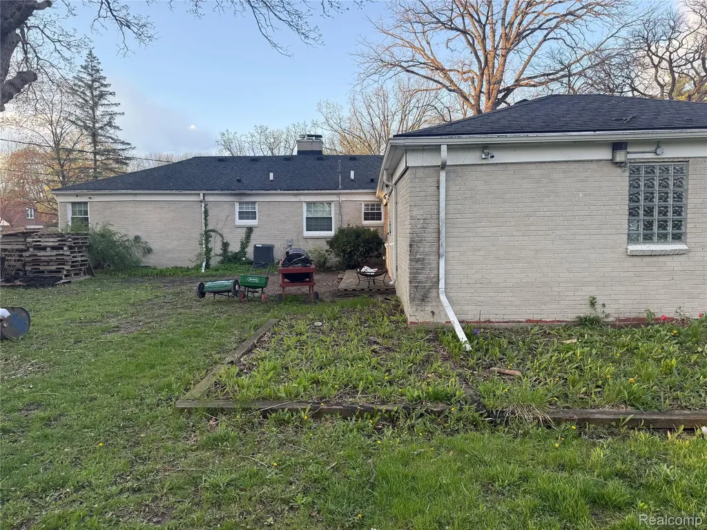 20088 Woodland Street Harper Woods City MI 48225