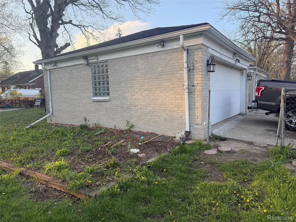 20088 Woodland Street Harper Woods City MI 48225