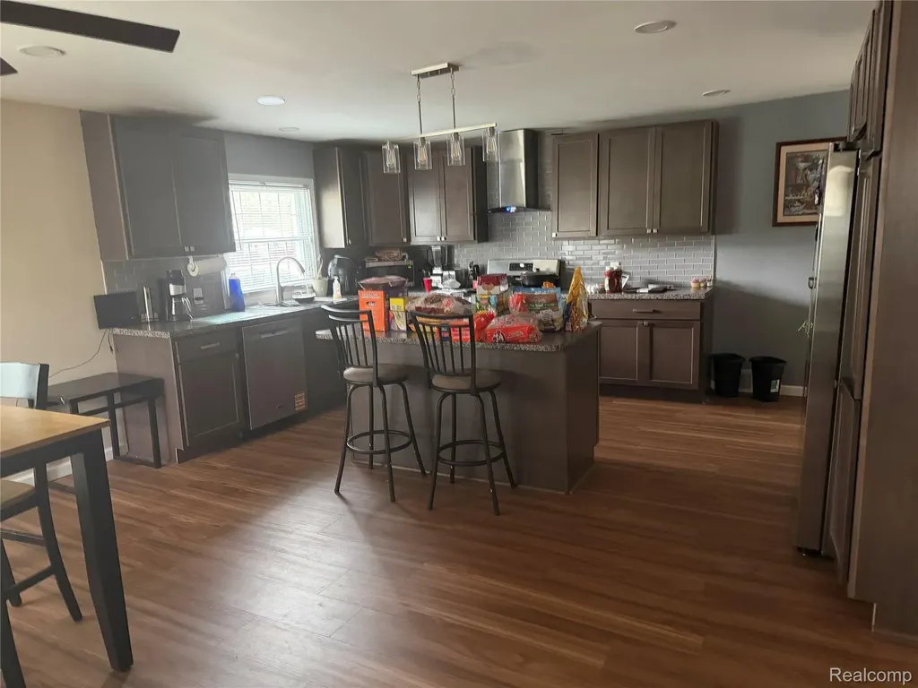 20088 Woodland Street Harper Woods City MI 48225