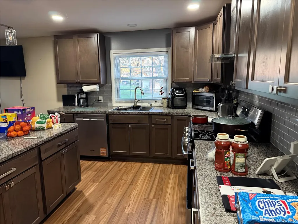 20088 Woodland Street Harper Woods City MI 48225