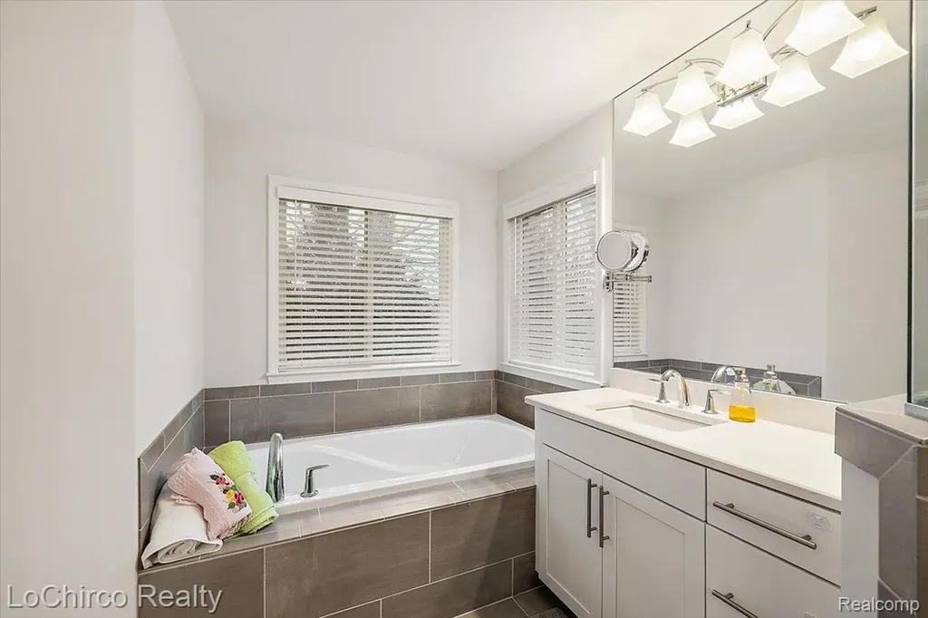43722 Bolingbrooke Lane Novi City MI 48377