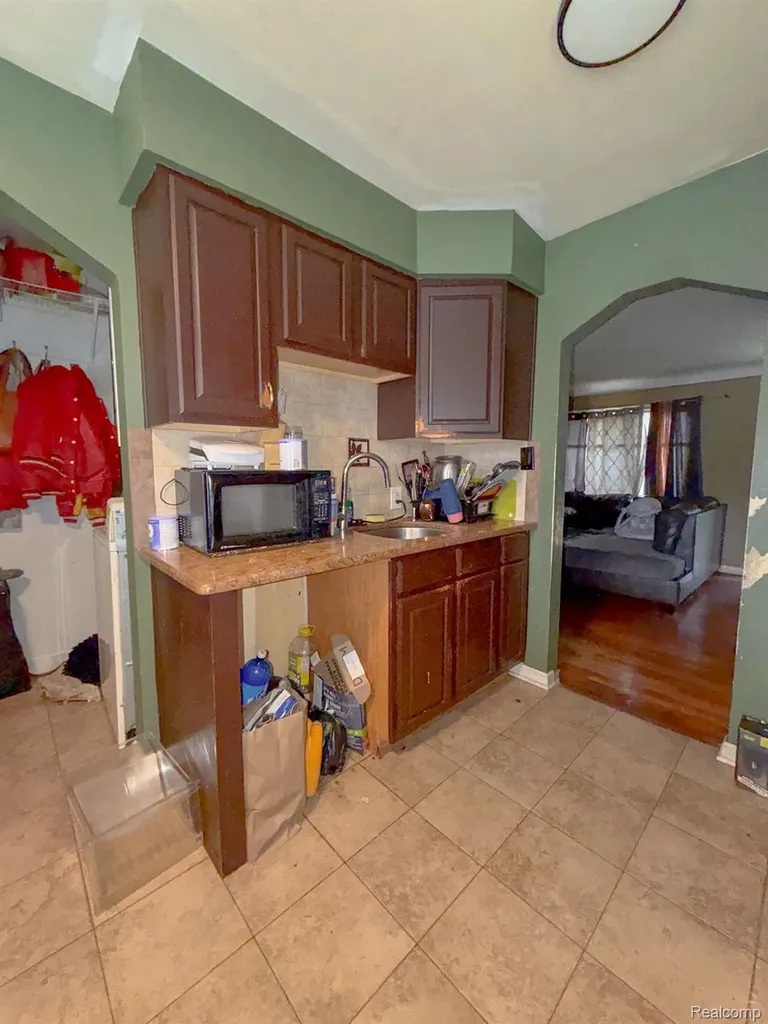 24811 Valley Avenue Eastpointe City MI 48021