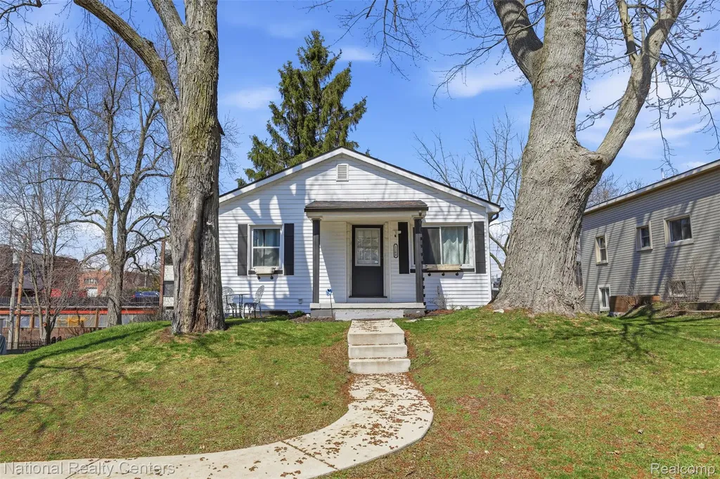 1284 Atkinson Avenue Bloomfield Charter Township MI 48302