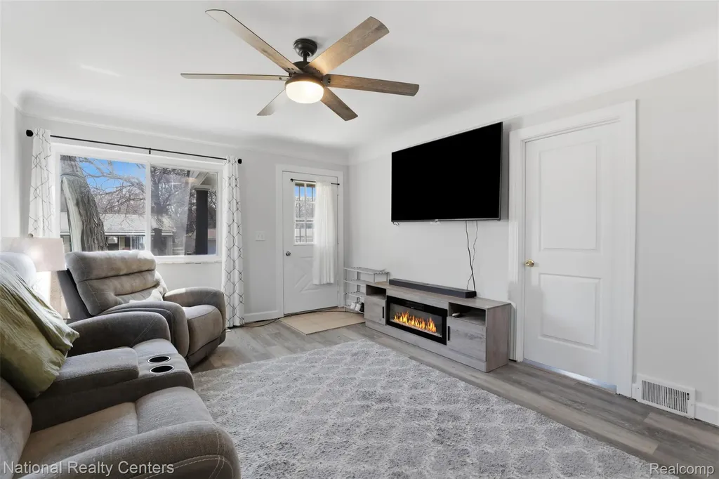 1284 Atkinson Avenue Bloomfield Charter Township MI 48302