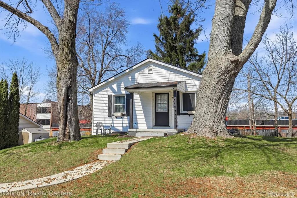 1284 Atkinson Avenue Bloomfield Charter Township MI 48302