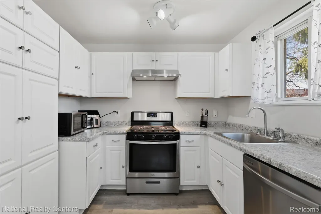 1284 Atkinson Avenue Bloomfield Charter Township MI 48302