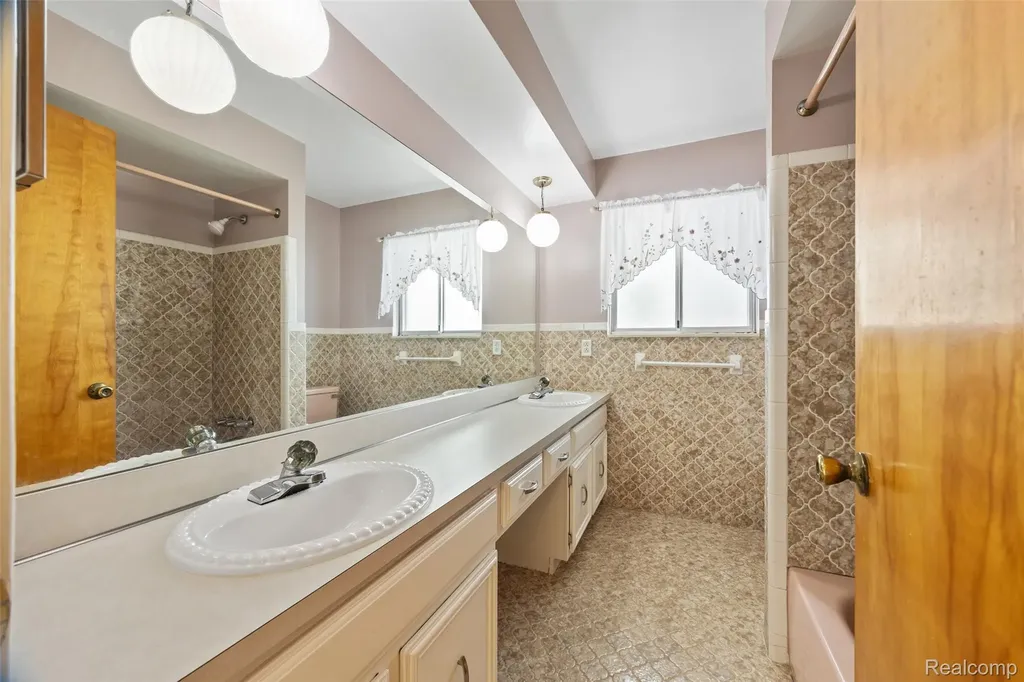 36825 Eton Court Sterling Heights City MI 48310