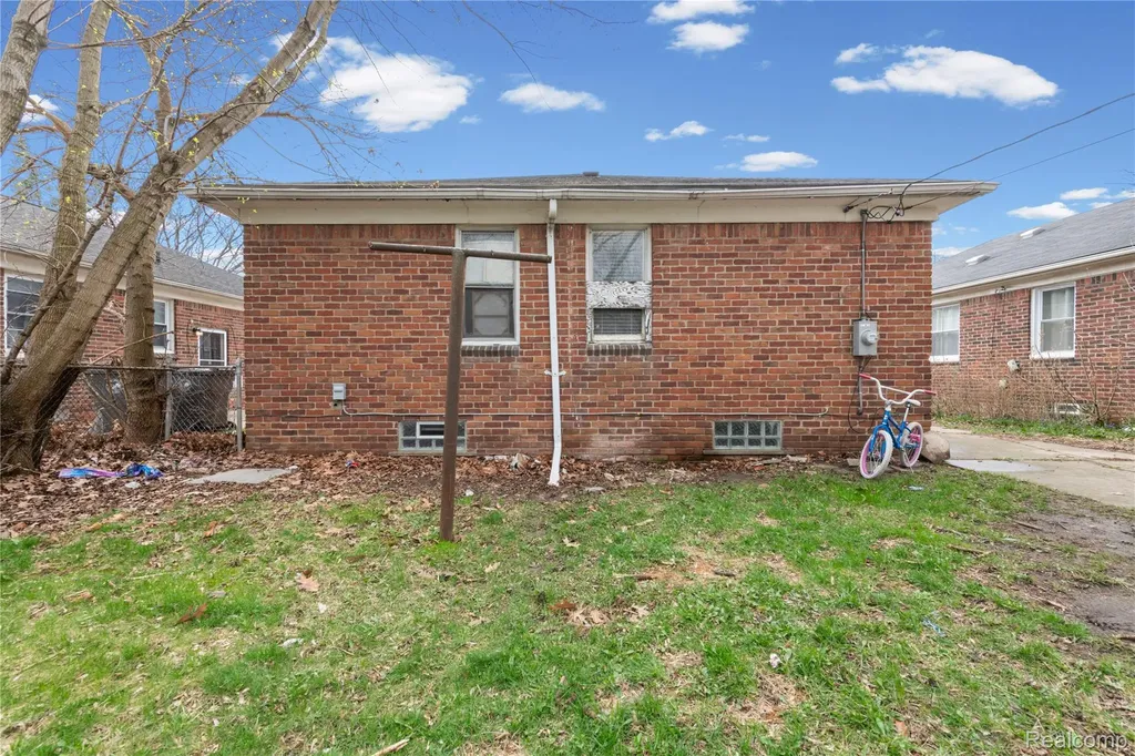 911 Sherbourne Street Inkster City MI 48141